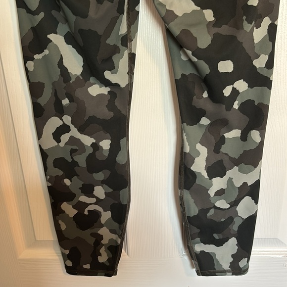 Athleta Lightning women’s green camo 7/8 leggings size medium - Picture 7 of 11